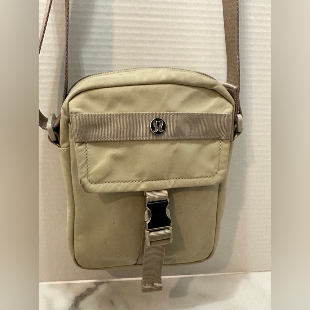 Lululemon Wunderlust Crossbody Messenger Bag with Adjustable Strap - EUC